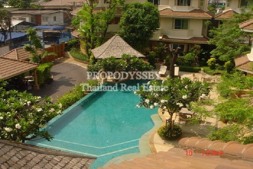 House in the compound with shared pool for rent on New-Petchaburi Road 