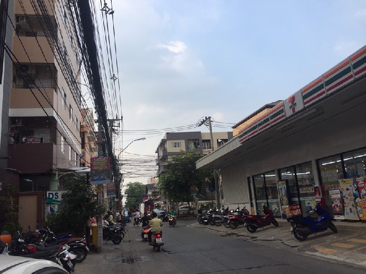 For Sale 5-story building Next to 7-11 Ratchada full tenants income 162,100+ B/M  
